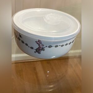 Winnie the Pooh  Pressure Lid Ceramic Food Storage Bowl Container Medium 5.5”